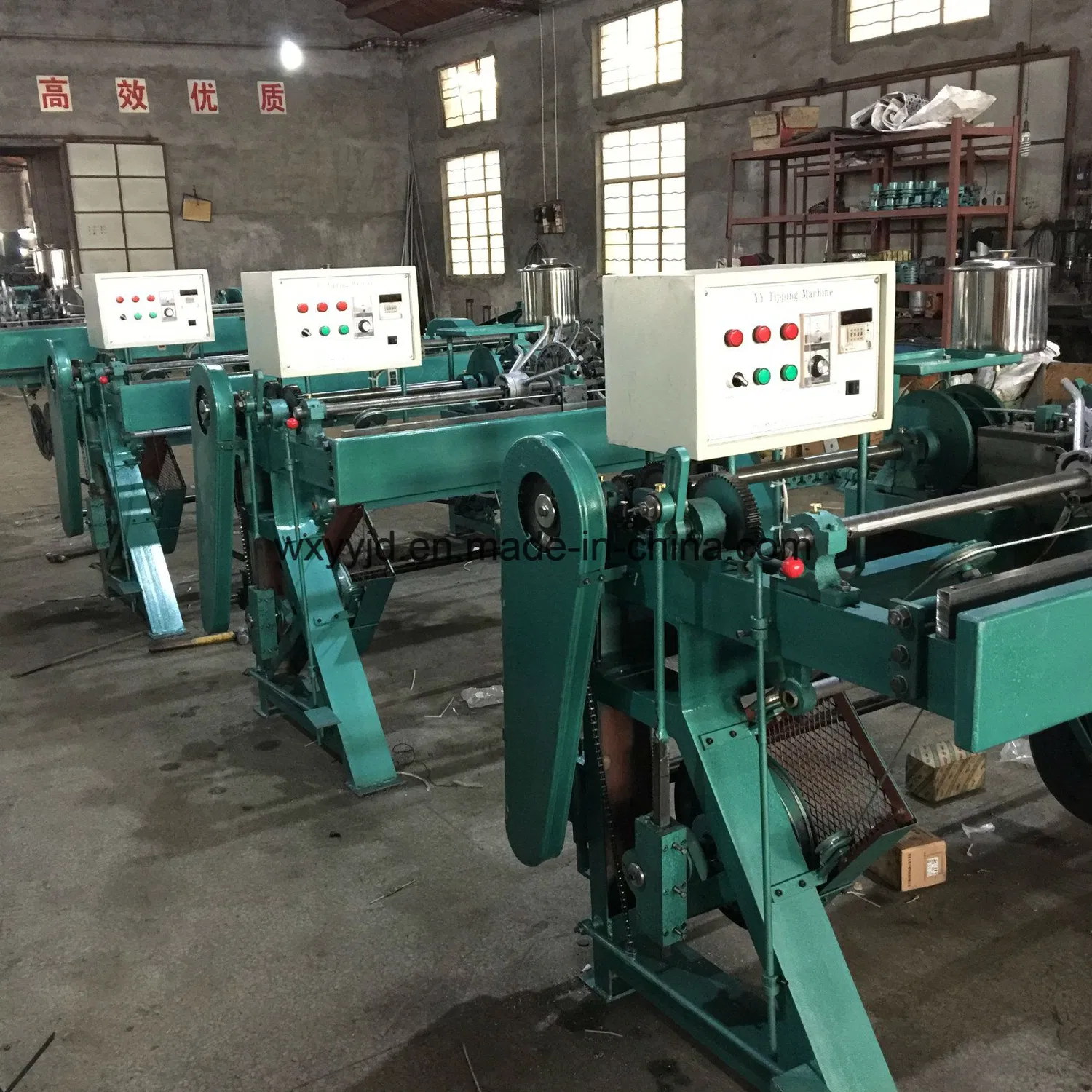 Basculement entièrement automatique des lacets en acétate de cellulose